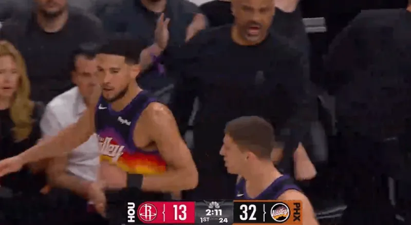 pg游戏-太阳神！布克迎着伊森打成2+1，首节得分上双&amp;amp;领先火箭20分